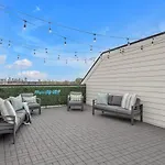 Combined Townhome With 26 Beds - 2 Rooftops! Holiday home *