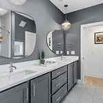 Modern House By Downtown With Garage And Fenced-in Yard Holiday home *