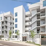 Riverfront Luxury - Walk To Downtown Broadway, Private Patio Holiday home *