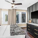 2 Homes! Broadway Views, Rooftops & Karaoke Holiday home *