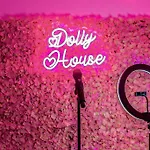 Hottub/karaoke-10m Dt-beg Your Parton? Dolly's Hm * Nashville