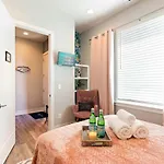 Private With Rooftop Game Near Downtown Holiday home