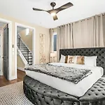 Holiday home 2 Homes! Broadway Views, Rooftops & Karaoke