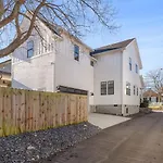 Modern House By Downtown With Garage And Fenced-in Yard *