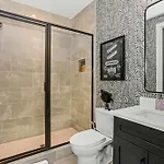 Holiday home 2 Homes! Broadway Views, Rooftops & Karaoke *