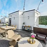 Holiday home Hot Tub Fire Pit Grill Views Sleeps 24