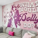 Holiday home Hottub/karaoke-10m Dt-beg Your Parton? Dolly's Hm