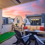 2 Homes! Broadway Views, Rooftops & Karaoke Holiday home Nashville