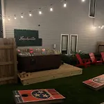 Hottub/karaoke-10m Dt-beg Your Parton? Dolly's Hm Nashville