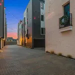 Printer\'S Alley Vibes Rooftop Fire Deck Karaoke