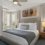 Rooftop Near Gulch And Broadway Sleep 12 Holiday home *