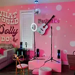 Hottub/karaoke-10m Dt-beg Your Parton? Dolly's Hm Holiday home Nashville