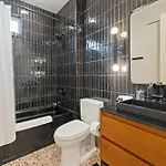 The Elmwood & Ashford - 8br Weho Rooftops Holiday home