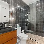 The Elmwood & Ashford - 8br Weho Rooftops Holiday home