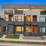Private With Rooftop Game Near Downtown Holiday home *