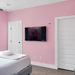 Hottub/karaoke-10m Dt-beg Your Parton? Dolly's Hm Nashville