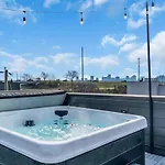 Luxe Urban Retreat - Private Rooftop Hot Tub Deck