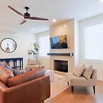 Apartment Stylish Brand-new Townhome Near Hotspots
