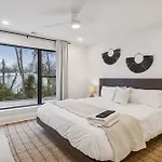 New Modern Escape With Rooftop Hot Tub Nashville