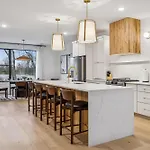 New Modern Escape With Rooftop Hot Tub *