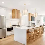 Apartment Getaway Rooftop Views & Modern Comfort *