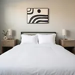Apartment Boulevard Midtown 1br Pool Gym Parking 01