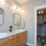 Beautiful In The Heart Of Downtown Walk To Broadway Apartment