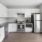 Landing Stunning Studio Courtyard Gym Apartment *