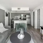 Landing - The Metropolitan Apartment *