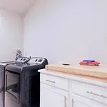 Stylish Brand-new Townhome Near Hotspots Apartment *
