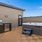 Apartment Modern Multi-level Retreat With Rooftop Hot Tub *
