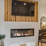 Modern Multi-level Retreat With Rooftop Hot Tub *