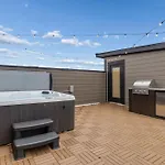 Apartment New Modern Escape With Rooftop Hot Tub