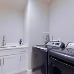 Apartment Stylish Brand-new Townhome Near Hotspots *