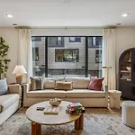 Modern Multi-level Retreat With Rooftop Hot Tub Apartment *