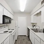 Apartment Comfortable Retreat With In-unit Washerdryer *