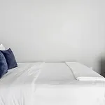 Landing Stunning Studio Courtyard Gym Apartment *