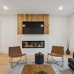 New Modern Escape With Rooftop Hot Tub *