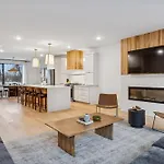 New Modern Escape With Rooftop Hot Tub