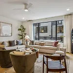 Apartment Modern Multi-level Retreat With Rooftop Hot Tub