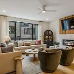 Apartment Modern Multi-level Retreat With Rooftop Hot Tub *