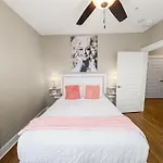 Apartment Midnight Strings - Cozy And Close To Downtown