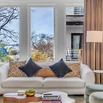 Luxe Urban Retreat - Private Rooftop Hot Tub Deck *