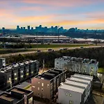 Luxe Urban Retreat - Private Rooftop Hot Tub Deck Apartment Nashville