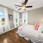 Midnight Strings - Cozy And Close To Downtown Apartment *