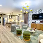 Luxe Urban Retreat - Private Rooftop Hot Tub Deck Apartment *