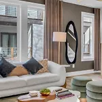 Apartment Luxe Urban Retreat - Private Rooftop Hot Tub Deck *