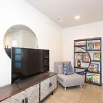 Apartment Stylish Brand-new Townhome Near Hotspots *