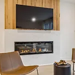 Apartment New Modern Escape With Rooftop Hot Tub *