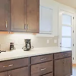 New Hidden Gem, Luxury Kitchen, 5 Min To Broadway *